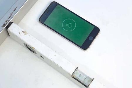 Praktischer und handlicher als Wasserwaagen ist ein Smartphone. 