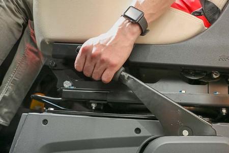 Erst mit aktivierter Feststellbremse ist das Reisemobil sicher auf den Keilen abgestellt.