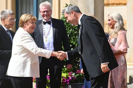 Bayreuther Festspiele: Markus Söder verbeugt sich vor Angela Merkel