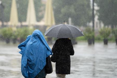 Nass und mit Temperaturen unter 25 Grad geht der Juli in Deutschland zu Ende. 