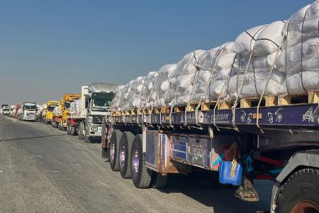 Erstmals seit Monaten lässt Israel humanitäre Hilfe in größerem Stil in den Gazastreifen. 