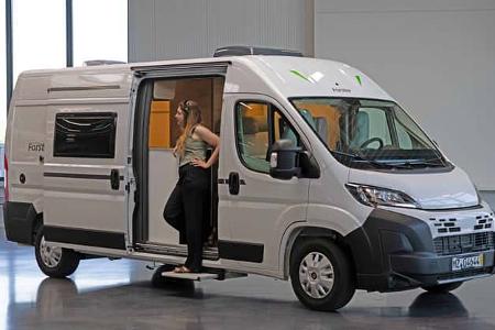 Forster Livin' Up Pro 599 (2026), Außenaufnahme, Frau, Campingbus, Halle