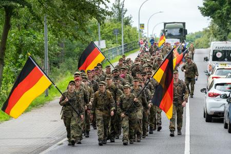 Mit dem Marsch gedenken die Teilnehmer der im Dienst verstorbenen Soldaten.