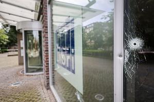 Die Polizei ermittelt nach Schüssen auf das Gebäude eines Buchgroßhändlers in Hamburg-Altona.