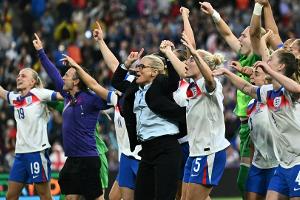 Englands Europameisterinnen in der Downing Street