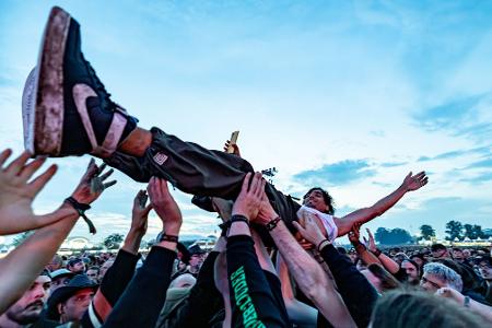 Crowdsurfing steht in Wacken auf der Tagesordnung. (Archivbild)