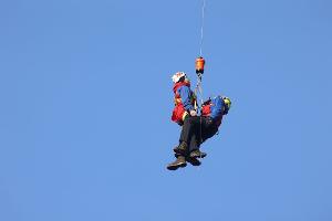 Bei Übungen wird die Rettung per Seilwinde mit dem Helikopter geprobt. (Archivbild) 