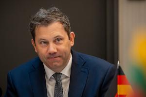 Bundesfinanzminister Lars Klingbeil (SPD) erinnert seine Kabinettskolleginnen und -kollegen ans Sparen. (Archivbild)