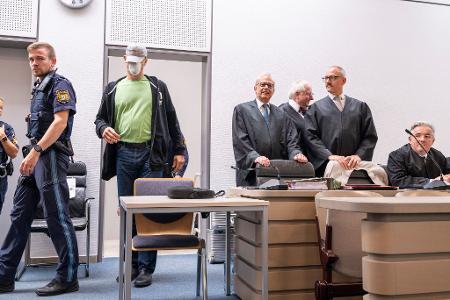 Der mutmaßliche Haupttäter kommt vor der Urteilsverkündung im Fall des Diebstahls des Manchinger Keltengoldes in den Gerichtssaal.