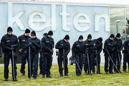 Nach dem Einbruch hatten Polizisten im Umfeld des Museums nach Beweismitteln gesucht. (Archivbild)