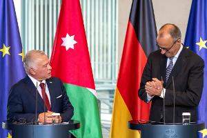 Die Bundeswehr hat nach Angaben von Kanzler Friedrich Merz zwei Transportflugzeuge nach Jordanien geschickt, die dann Hilfsgüter über dem Gazastreifen abwerfen sollen