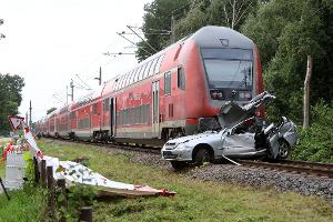 Zu dem Unfall mit dem Regionalexpress kam es an einem Bahnübergang.