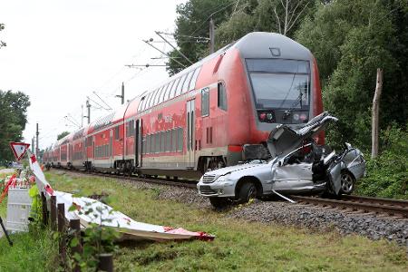 Zu dem Unfall mit dem Regionalexpress kam es an einem Bahnübergang.
