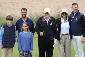 Donald Trump eröffnet mit seiner Familie neuen Golfplatz in Schottland