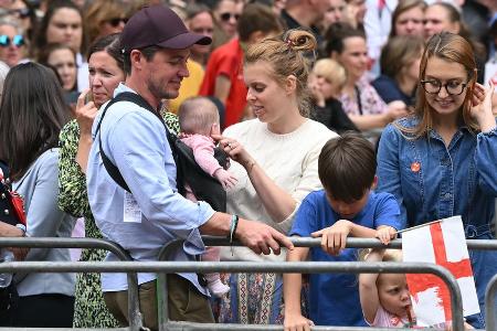 Baby-Debüt: Erster Auftritt von Prinzessin Beatrice mit Tochter Athena