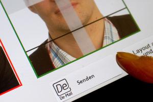 Ab August ist auf den Bürgerämtern Schluss mit Papierfotos. (Archivbild)