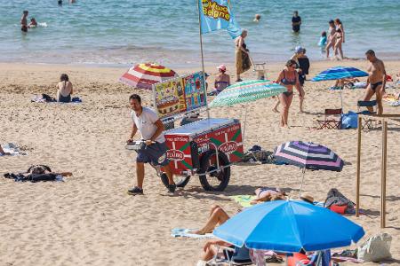 In Badeklamotten sollen Strandgäste in Les Sables-d'Olonne nicht mehr durch Straßen und Geschäfte laufen. (Archivbild)