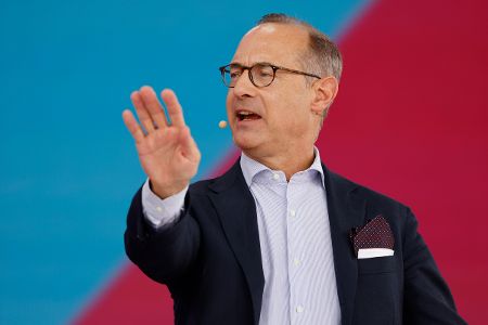 Oliver Bäte, Vorstandsvorsitzender Allianz SE , spricht auf der Bühne bei der Digitalkonferenz Digital X der Deutschen Telekom in Köln.