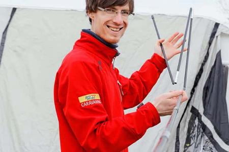 Das Glasfibergestänge ist mit Gummizügen verbunden. 