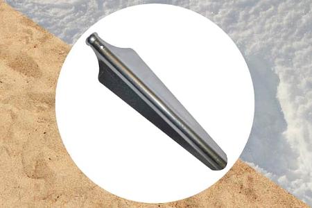 In Form einer Speerspitze dringt der Aluminiumhering in Sand und Schnee. 