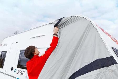 Die Haut des Gestänge-Vorzelts lässt sich leichter in die Kederschiene einziehen.