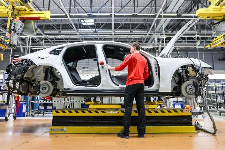 Porsche will in den kommenden Jahren rund 1.900 Stellen streichen - und verhandelt bereits über das nächste Sparprogramm. (Archivbild)