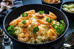 Cremiges Spinat-Risotto mit Garnelen