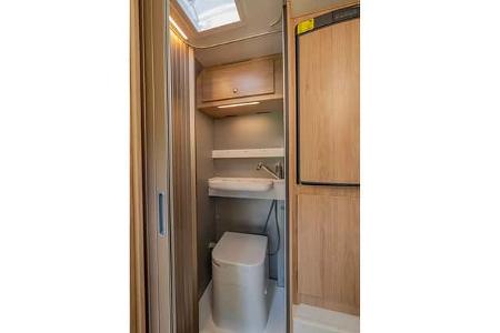 Tischer Box 230S/Jeep Gladiator Badezimmer