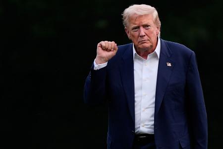 Trump kündigt Zölle auf indische Produkte an und stellt einen Bezug zu Russland her.