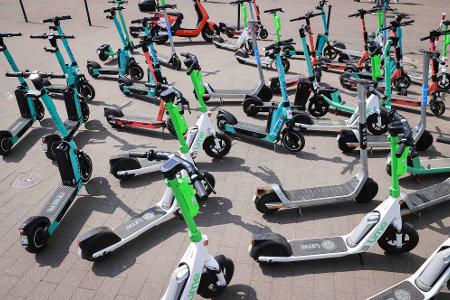 Das Bundesverkehrsministerium plant Regeln zum Parken von E-Scootern. (Archivbild)