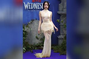 Jenna Ortega: Dramatischer Auftritt im Schlangenhaut-Kleid