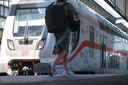 Die Pünktlichkeit im Fernverkehr hat sich in den ersten sechs Monaten kaum verbessert, auch bei der Auslastung von ICE- und IC-Zügen hinkt die Bahn ihren Zielen hinterher. (Archivbild)