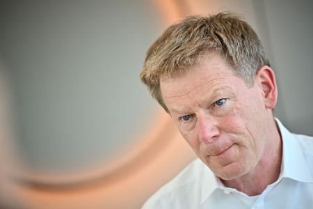 Das laufende Jahr war nach Ansicht von Bahnchef Richard Lutz geprägt von großen Fortschritten bei der Wirtschaftlichkeit - die sich in der für Fahrgäste wichtigen Pünktlichkeit der Züge aber nicht niedergeschlagen haben. (Archivbild)