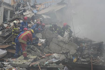 Retter suchen nach Vermissten und finden bis zum Abend 15 Tote. 