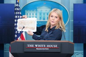 Projektgrafiken zeigen goldene Kronleuchter über einem Saal im hell gehaltenen Look.