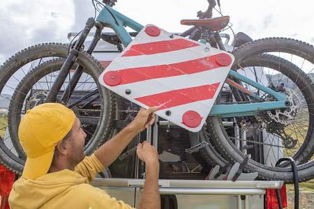 Fahrradträger mit Warntafel