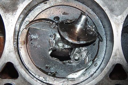 Ventil im Kolben Motorschaden