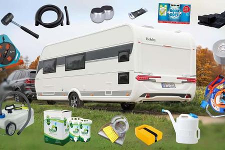 Ein Caravan wird von einem Auto gezogen. Drumherum ist Zubehör fürs Camping platziert.