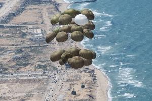 Aus der Luft sollen Lebensmittel und medizinische Ausrüstung den Gazastreifen erreichen. (Archivbild)