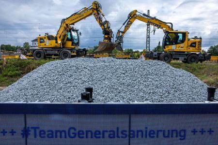 Bis zu 2,5 Milliarden Euro sollen nach Worten des Parlamentarischen Staatssekretärs im Bundesverkehrsministerium, Ulrich Lange, bis Ende April 2026 investiert werden.