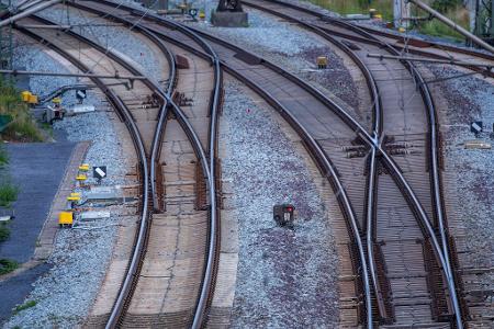 Unter anderem sollen 165 Weichen auf der 278 Kilometer langen Strecke zwischen Berlin und Hamburg erneuert werden.