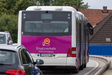 Der Fernverkehr zwischen Berlin und Hamburg wird über Stendal und Uelzen umgeleitet. Für Passagiere, die aus oder zu Orten zwischen den beiden deutschen Großstädten reisen, ist ein Ersatzverkehr mitt Bussen eingerichtet. 