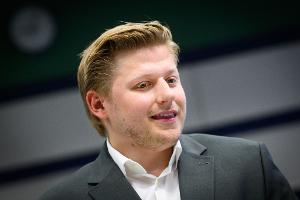 Comedian und Satiriker Sebastian Hotz alias El Hotzo beim Prozess in Berlin. (Archivbild) 