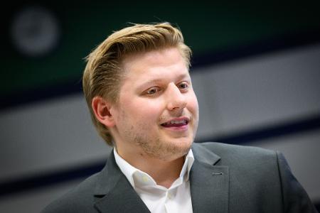 Comedian und Satiriker Sebastian Hotz alias El Hotzo beim Prozess in Berlin. (Archivbild) 