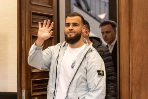 Nach einem milden Urteil im Strafprozess muss der Rapper nun noch in Ordnungshaft (Archivbild)