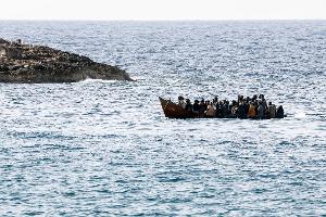 Italien wollte die Asylanträge von auf dem Mittelmeer gestoppten Migranten aus sicheren Herkunftsländern in Albanien prüfen und sie erst dann einreisen lassen. Jetzt äußert sich der EuGH zu einem Aspekt dieses Modells. (Archivbild)