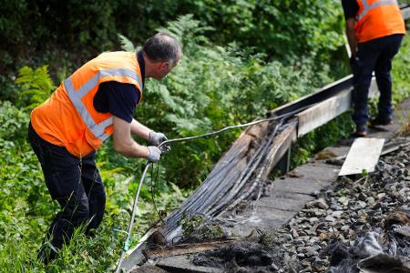 Experten inspizierten die Brandstelle. 