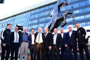Gladbach feiert mit viel Prominenz - Fohlen-Statue enthüllt