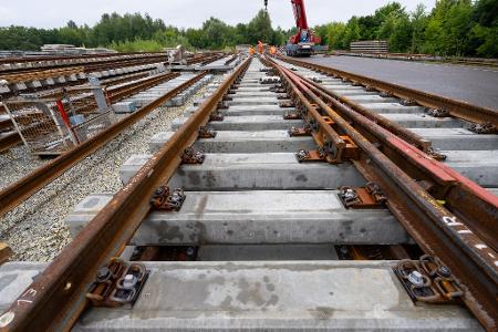 Der letzte Zug ist von der Strecke, nun beginnen die Bauarbeiten zwischen Hamburg und Berlin. (Archivbild)