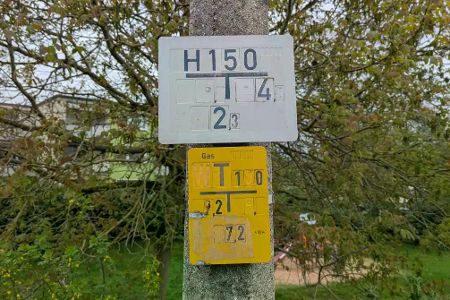 So entschlüsselst Du die bunten Versorgungsschilder in Deiner Stadt